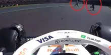 Follia nel GP Messico: Lawson rischia di investire 2 marshall in pista. VIDEO