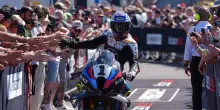Superbike a Donington: Razgatlioglu imprendibile, pole e vittoria in gara 1
