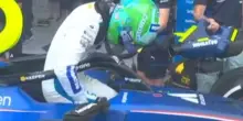 F1, Albon prova a scendere dalla Williams, il kit di raffreddamento lo tiene incastrato