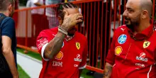 Ferrari, Hamilton copre il viso con una mano: il gesto anche a Baku. VIDEO
