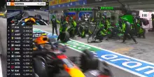 Pneumatico rotola in pit-lane: che rischio per il meccanico al GP Singapore! VIDEO
