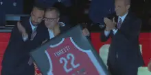 Olimpia Milano, il saluto a Mario Fioretti alla prima da avversario. VIDEO