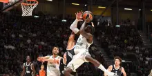 La Virtus non ha paura del Panathinaikos: Diouf cancella la penetrazione di Nunn. VIDEO