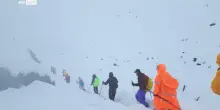 Everest, centinaia di alpinisti bloccati da una bufera