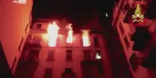 Incendio a Milano, donna muore lanciandosi dal 5° piano
