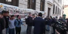 Ghetto ebraico Roma rimosso striscione degli ostaggi