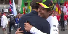 Federer alla 24 Ore di Le Mans: l'abbraccio con Valentino Rossi