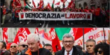 A Roma il corteo della Cgil. Landini: "Sciopero contro Manovra? Non lo escludiamo"