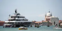 Matrimonio Jeff Bezos e Lauren Sanchez, primi vip e mega yacht arrivati a Venezia