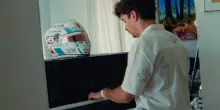 F1, il casco di Leclerc per il GP Monaco: tanto azzurro e lo svela suonando al pianoforte