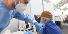 Vaccino Covid e influenza, chi deve farlo: categorie a rischio e come prenotare