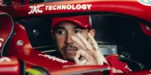 F1, Hamilton acclamato dai tifosi Ferrari a Imola. VIDEO
