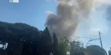 Esplosione Roma, la colonna di fumo dopo l'incidente