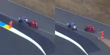 Aldeguer tampona Marc Marquez e cade: l'episodio durante la festa post Sprint. VIDEO
