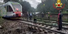 Maltempo, in Lombardia treno fermato a pochi metri da voragine. Nubifragio all'Elba