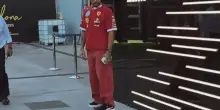 Hamilton, arrivo in skateaboard nei box di Barcellona del GP Spagna. VIDEO