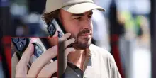 F1, sulla cover del telefonino di Alonso c'è Russell: la FOTO