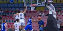 Italia-Bosnia, canestro da 'circo' di Thompson. VIDEO