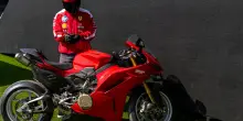 Hamilton arriva a Montreal per il GP Canada in sella a una Ducati. FOTO e VIDEO