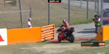 Bastianini, problema tecnico a Barcellona: Ktm parcheggiata. VIDEO