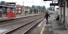 Trecate, travolto da treno mentre attraversava binari