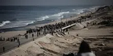 Pace a Gaza, palestinesi in fila verso casa. Trump: "Lunedì il rilascio degli ostaggi"