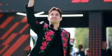 F1, l'arrivo di Pato O'Ward al circuito con una giacca in perfetto 'stile GP Messico'