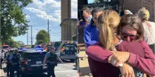 Sparatoria in scuola cattolica a Minneapolis: morti due bambini, 14 feriti.  FOTO