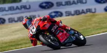 Superbike a Donington, Bulega 1° nelle prove libere nonostante una scivolata
