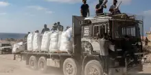 Guerra Israele, camion di aiuti a Gaza. Netanyahu: "Ora l'Onu non ha più scuse"