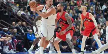NBA, Jokic è già pronto per la stagione: il passaggio ‘alla Jokic’ contro Toronto. VIDEO