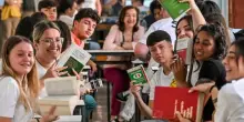 Ultimo giorno di scuola 2025, feste e gavettoni per gli studenti in tutta Italia