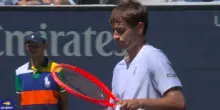 Cobolli si ritira dagli Us Open, problema al braccio nel derby con Cobolli. VIDEO