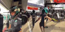 F1, Mercedes: pit stop per Kimi Antonelli, ma lo fa da meccanico. VIDEO