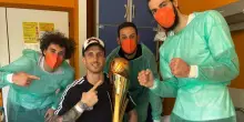Polonara, i giocatori della Virtus Bologna portano la coppa dello scudetto in ospedale