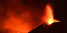 Etna, nuova fase eruttiva dal cratere di Sud-Est: fontane di lava fino a 300 metri