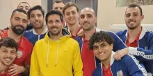 Festeggiamenti della Canottieri post derby con Giovanni Simeone