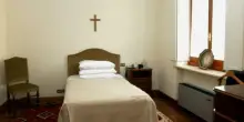 Conclave, cosa succede se un cardinale non può andare in Cappella Sistina? Il voto da Santa Marta e il ruolo dei tre Infirmarii