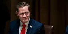Trump caccia Mike Waltz dopo il chatgate (e ieri aveva silurato il marito di Kamala Harris dall'Holocaust Museum)