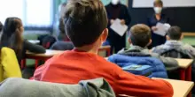 «Nostro figlio autistico tenuto sporco a scuola»: l'accusa dei genitori, ma il sindaco nega tutto (e tira in ballo la zia)