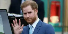 Harry si arrende dopo il no alla scorta: «Stanco di lottare, mio padre Carlo non mi parla più. Voglio fare pace con la mia famiglia»