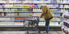 Latte ritirato dai supermercati, nuova allerta: ecco quali sono. «Rischi per la salute, non consumatelo»
