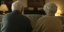 Anziano picchia brutalmente la moglie: «Dammi i soldi che ti ho dato in prestito anni fa»