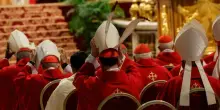 Conclave, mediazione tra i cardinali: sei cordate per sei nomi. Ecco i favoriti (mentre continuano i veleni su Parolin)
