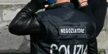 Si barrica in casa e si uccide dopo una lite con la madre. La donna riesce a fuggire, il figlio si suicida con la pistola d'ordinanza