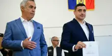 Elezioni Romania, exit poll: candidato di estrema destra Simion in testa con oltre il 30%. Georgescu si presenta al seggio con lui