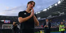 Edoardo Bove, l'omaggio dell'Olimpico dopo Roma-Fiorentina: il centrocampista in lacrime sotto la Sud