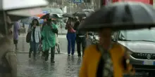 Meteo, allerta su mezza Italia: scuole chiuse in Toscana, temporali in Emilia-Romagna e Lazio. Crollano le temperature