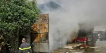 Napoli, incendio in 4 capannoni industriali a Barra: le fiamme sono divampate alle 4 di notte