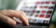Pedofilia, aumenta del 380% l'uso dell'IA per creare foto di abusi su minori. I dati: dalle regioni con più segnalazioni alle cause